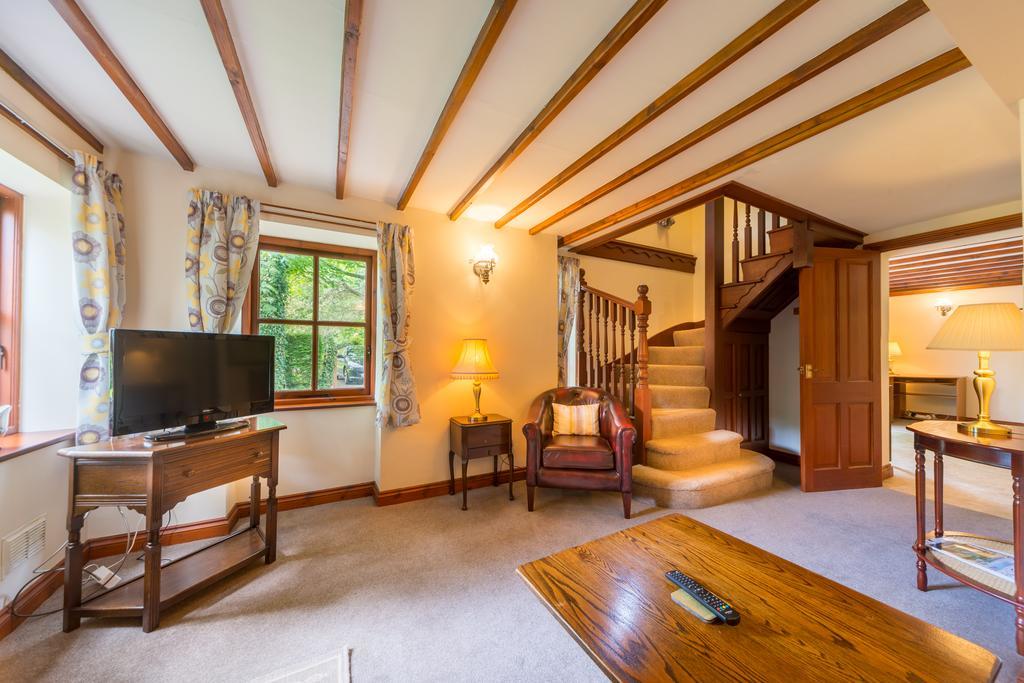 Glen-Yr-Afon House Hotel Аск Экстерьер фото