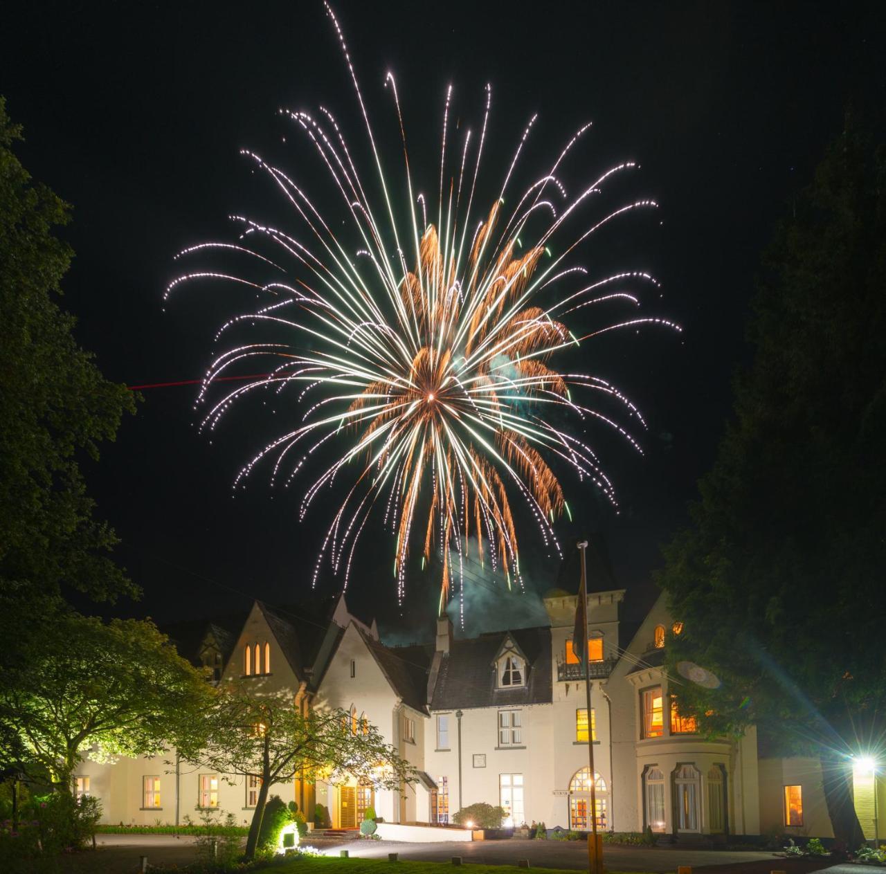 Glen-Yr-Afon House Hotel Аск Экстерьер фото